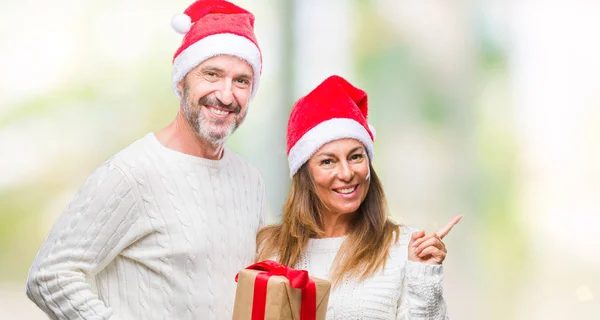 스페인 배경에 손가락으로 가리키는 크리스마스 모자와 선물을 — 스톡 사진