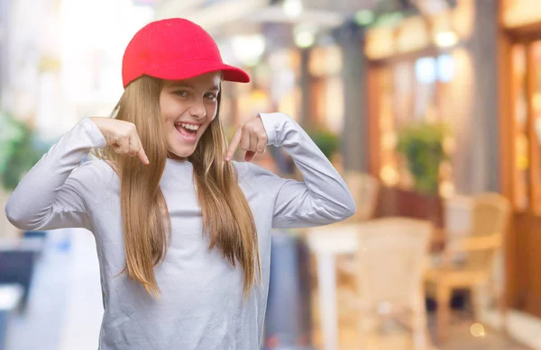 Joven Hermosa Chica Con Gorra Roja Aislado Fondo Mirando Confiado — Foto de Stock