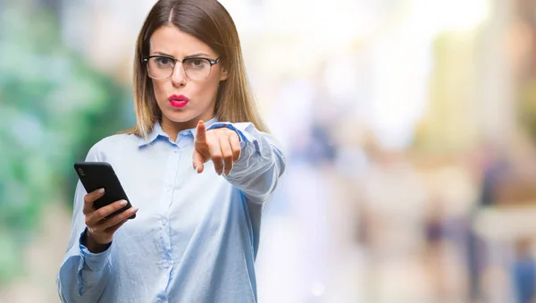 Jonge Mooie Zakelijke Vrouw Sms Bericht Met Smartphone Geïsoleerd Achtergrond — Stockfoto