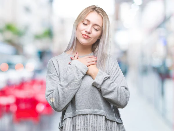 Mujer Rubia Joven Sobre Fondo Aislado Sonriendo Con Las Manos — Foto de Stock