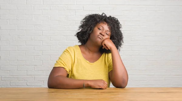 Молодая Африканская Американка Сидящая Дома Столом Думающая Выглядит Уставшей Скучающей — стоковое фото