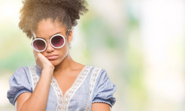 Mujer Afroamericana Joven Con Gafas Sobre Fondo Aislado Pensando Que — Foto de Stock