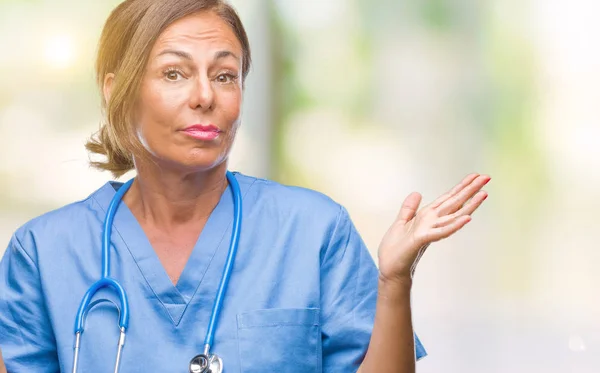 Enfermera Médica Mediana Edad Sobre Antecedentes Aislados Expresión Despistada Confusa — Foto de Stock