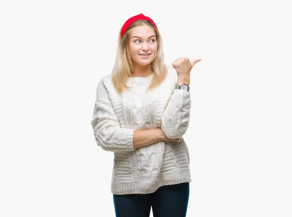 Mujer Joven Caucásica Vistiendo Suéter Invierno Sobre Fondo Aislado Sonriendo —  Fotos de Stock