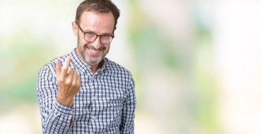 Beckoning gel burada mutlu ve gülümseyerek el davet ile jest arka plan üzerinde gözlük takan yakışıklı orta yaş zarif komuta sizde izole