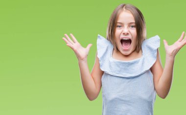 Genç güzel kız deli kutluyor ve silah ile başarı için heyecanlı çığlık kaldırdı ve açık gözleri hayret izole arka plan yüzünden. Kazanan kavramı