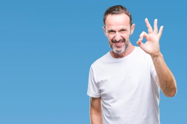 İzole arka plan el ve parmaklar ok işaretiyle yapıyor olumlu gülümseyen üzerinde beyaz t-shirt giyen orta yaş ağarmış komuta sizde. Başarılı ifade.