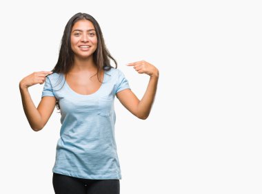 Yüzünde gülümseme ile kendinden emin görünüyorsun, kendini gururlu ve mutlu parmakları ile işaret izole arka plan genç güzel Arap kadın.