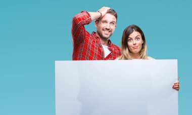 Genç çift ile izole arka plan üzerinde boş afiş vurguladı bir arada tutan kafasına, utanç ve sürpriz yüz, öfkeli ve sinirli ile şok ver. Korku ve hata için üzgün.