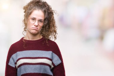 Güzel esmer kıvırcık saçlı Genç kız sorunu nedeniyle izole arka plan şüpheci ve sinir, papatyanın üzgün üzerinde gözlük takıyorum. Negatif kişi.