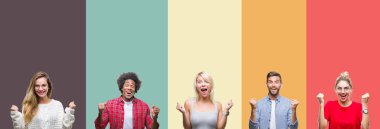 Renkli vintage izole arka plan kutlama üzerinde gençlerin grup kolaj şaşırttı ve başarı için kaldırdı kollarını açarak hayret ve gözleri açık. Kazanan kavramı.