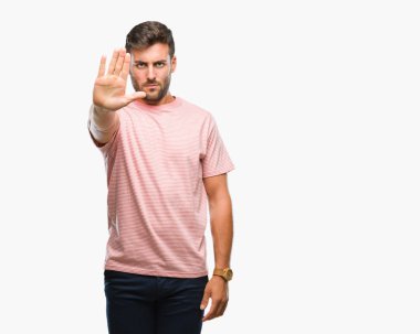 Yakışıklı delikanlı dur yapıyor izole arka plan üzerinde şarkı elin avuç ile. Negatif ve ciddi bir jest yüz ifadesiyle uyarı.