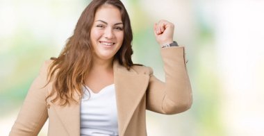 Artı boyutu genç kadın güzel üzerinde kış palto giyiyor arka plan dans mutlu ve neşeli, rahat ve kendinden emin müzik hareket gülümseyen izole