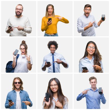 Bir grup genç insan izole arka el ve parmak ile işaret çok mutlu üzerinde smartphone kullanarak kolaj