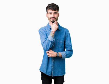 Yakışıklı delikanlı emin çapraz kollar ve çeneme kaldırdı el ile gülümseme ile kameraya bakarak izole arka plan üzerinde. Pozitif düşünce.