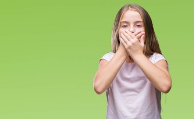 Genç güzel kız izole arka plan ağız hata için elleriyle kapsayan şok yüzünden. Gizli kavramı.