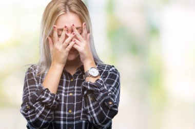Genç Sarışın kadın ağlayarak süre elleriyle yüzünü kapsayan üzgün ifade ile izole arka plan yüzünden. Depresyon kavramı.