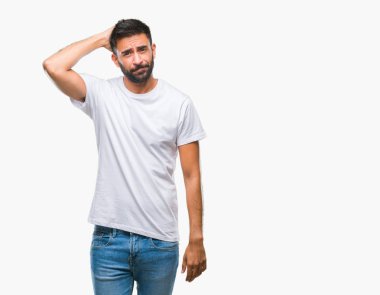 İzole arka plan yetişkin İspanyol adam yanıltır ve soru hakkında merak ediyorum. Şüphe, kafasına el ile düşünme ile belirsiz. Dalgın kavramı.
