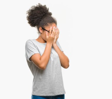 Üzgün ifade yüz eller ile ağlayarak süre kapsayan ile izole arka plan üzerinde gözlük takan genç afro Amerikalı kadın. Depresyon kavramı.