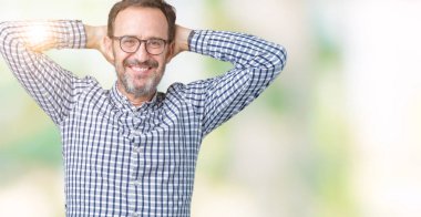 Yakışıklı orta yaş zarif komuta sizde gözlük izole üzerinde arka plan dinlenirken ve germe kollar ve eller baş ve boyun arkasında ile mutlu gülümseyerek