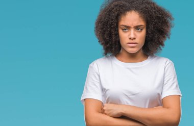 Genç afro Amerikan kadın izole arka plan şüpheci ve çapraz kolları olan yüzündeki gergin, onaylamayan ifade yüzünden. Negatif kişi.