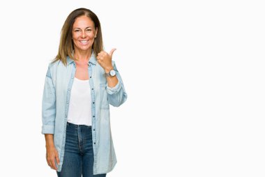 Orta yaş yetişkin kadın hareketi el ile mutlu yaşasın yapıyor izole arka plan üzerinde rahat kot gömlek giymiş. Kameraya bakarak başarı gösteren ile ifade onaylama.