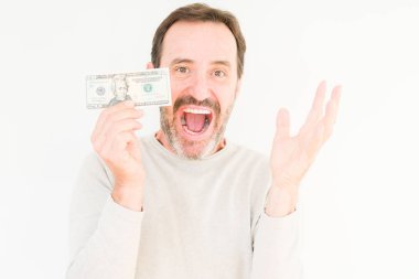 Komuta sizde büyük gülümseme ile çığlık zaferini kutluyor ve ellerini kaldırdı izole arka plan çok mutlu ve heyecanlı, kazanan ifade yirmi dolar banka Not tutarak