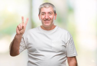 Gösterilen ve parmakları ile işaret izole arka plan üzerinde üst düzey yakışıklı ikincisi ise kendinden emin ve mutlu gülümseyerek.