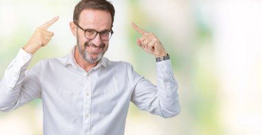 Hem el parmak, harika bir fikir ya da düşünce, iyi bellek ile baş gösteren gülen yakışıklı orta yaş zarif üst düzey iş adam gözlük izole üzerinde arka plan