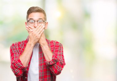 Yakışıklı delikanlı izole arka plan ağız hata için elleriyle kapsayan şok içinde. Gizli kavramı.