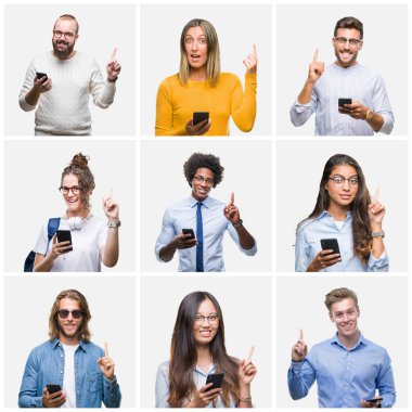 Arka plan bir fikir ya da soru işaret parmağı gülen yüz, bir numara ile sürpriz kolaj üzerinde akıllı telefon kullanan gençlerin grup izole