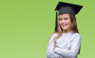 Genç güzel kız üzerine yüksek lisans şapkası ile gülümseyen mutlu yüz kameraya seyir silah geçti arka plan izole. Olumlu bir kişi.