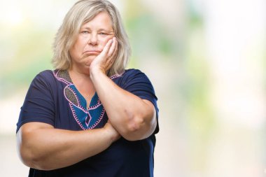 Kıdemli artı arıyorum düşünüyorum izole arka plan üzerinde beyaz kadın yorgun ve çapraz kolları olan depresyon sorunları ile sıkılmış boyutu.