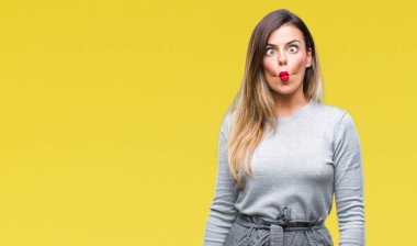 Genç güzel işçi iş kadını izole arka plan yapma balık yüzüne dudaklı, çılgın ve komik bir jest. Komik ifade.