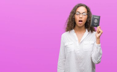 Amerika Birleşik Devletleri pasaport bir sürpriz yüz, korkuyor ve heyecanlı korku ifadesi ile şok korkmuş tutan genç İspanyol kadın