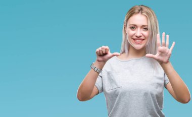 Sarışın genç kadın gösterilen ve parmakları ile işaret izole arka plan üzerinde kendinden emin ve mutlu gülümseyerek süre 6 numara.