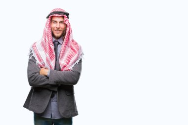 Uzun saçlı keffiyeh üzerinde giyen genç yakışıklı Arap adam mutlu yüz ile gülümseyerek kameraya seyir silah geçti arka plan izole. Olumlu bir kişi.