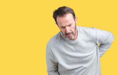 Bir kazak izole üzerinde giyen yakışıklı orta yaş üst düzey adam arka plan geri el ile kas ağrısı dokunmadan acı sırt ağrısı,