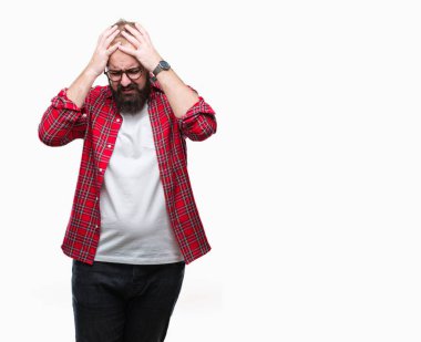 Çünkü çaresiz ve stresli baş ağrısı acı izole arka plan üzerinde gözlüklü Genç beyaz hipster adam ağrı ve migren. Ellerini kafasına.