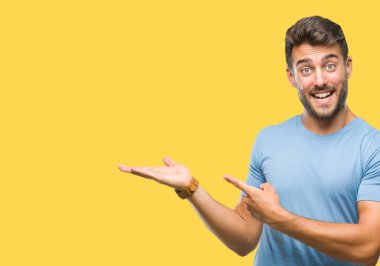 Yakışıklı delikanlı üzerinden hayran ve el ile sunulması ve parmak ile işaret ederken kameraya gülümseyen izole arka plan.