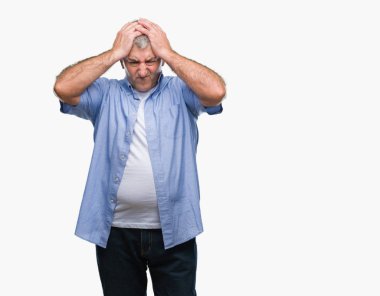 Üst düzey yakışıklı çünkü umutsuz ve stresli baş ağrısı acı izole arka plan üzerinde ağrı ve migren. Ellerini kafasına.