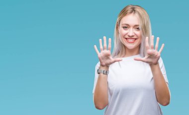 Sarışın genç kadın gösterilen ve parmakları ile işaret izole arka plan üzerinde kendinden emin ve mutlu gülümseyerek süre on numara.