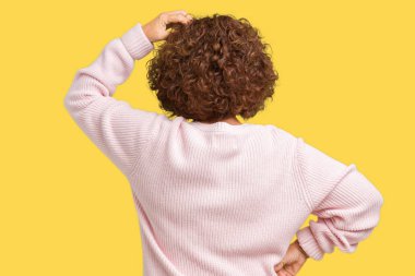 İzole arka plan geriye düşünme hakkında şüphe ile baş taraftan üzerinde değiştirilebilir mavi renk şerit duyarlılığı giyen orta ager üst düzey kadın