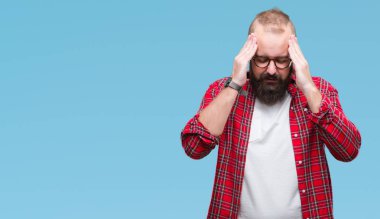 Çünkü üzerinde gözlük takan Genç beyaz hipster adam arka plan baş baş ağrısı için el ile izole stres. Migren muzdarip.