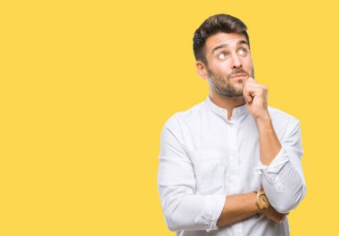 Yakışıklı delikanlı çene düşünme hakkında soru, dalgın ifade üzerine el ile izole arka plan üzerinde. Düşünceli yüzüyle gülümsüyor. Şüphe kavramı.