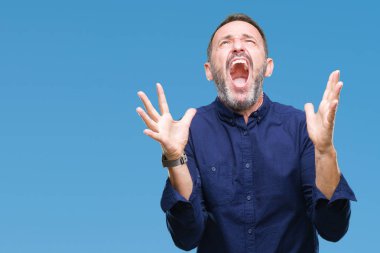 İzole arka plan çılgın ve kızgın bağırarak ve agresif ifade ve silah kaldırdı bağırmaya orta yaş ağarmış komuta sizde. Hayal kırıklığı kavramı.