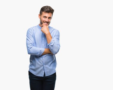 Yakışıklı delikanlı emin çapraz kollar ve çeneme kaldırdı el ile gülümseme ile kameraya bakarak izole arka plan üzerinde. Pozitif düşünce.