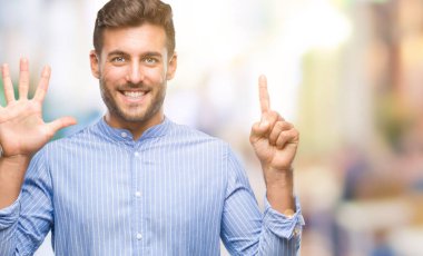 Yakışıklı delikanlı gösterilen ve parmakları ile işaret izole arka plan üzerinde kendinden emin ve mutlu gülümseyerek süre 6 numara.