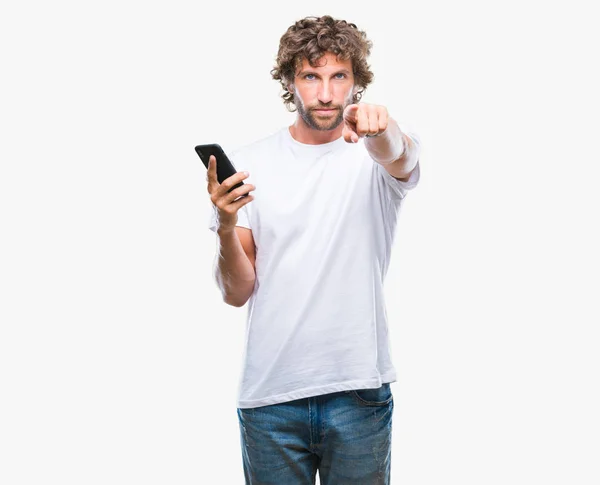 Bello Ispanico Modello Uomo Invio Messaggio Sms Utilizzando Smartphone Sfondo — Foto Stock