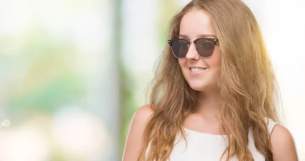 Junge Blonde Frau Mit Sonnenbrille Die Mit Einem Lächeln Gesicht — Stockfoto